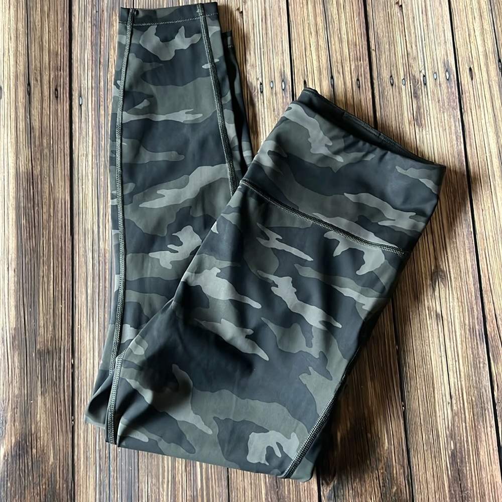 Athleta Camo Print Ultimate 7/8 Leggings with Pockets M